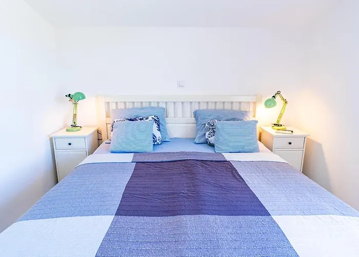 Lovely In With Wifi Апартаменти *